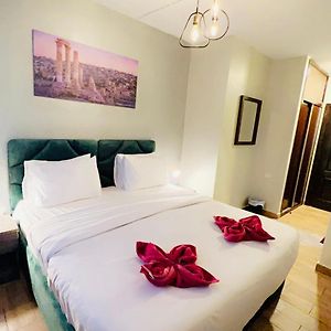 Sandra Hotel